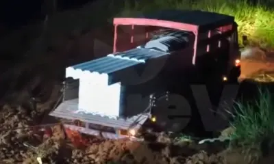 Caminhão sai da pista ao tentar desviar de buraco na BR-364