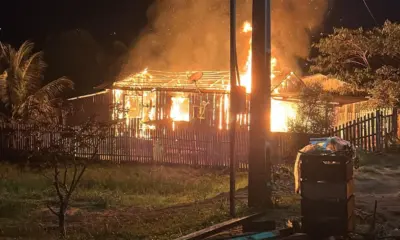 Incêndio destrói casa no centro de Porto Walter