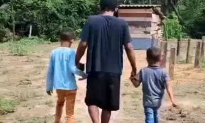 Pai que vive com 2 filhos pede ajuda para concluir casa de madeira em Sena Madureira