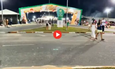 Na expectativa do show de Eduardo Costa, público comparece à Arena do Juruá