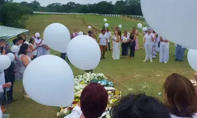 Amigos prestam última homenagem no sepultamento de Moisés Alencastro