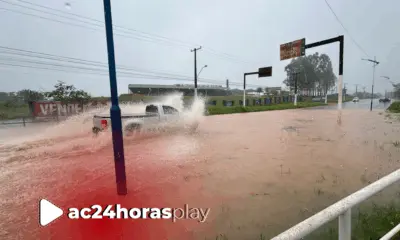 Chuvas intensas provocam alagamentos nas rua de Rio Branco