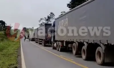 Carreta tomba e bloqueia rodovia entre Rio Branco e Sena Madureira