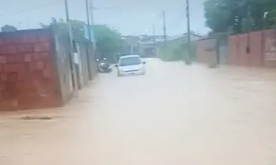 Rua da Baixada da Sobral é tomada pela água após forte chuva em Rio Branco