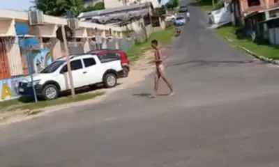 Homem é flagrado andando pelado no centro de Cruzeiro do Sul