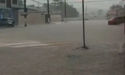 Rua fica alagada durante chuva intensa em Rio Branco