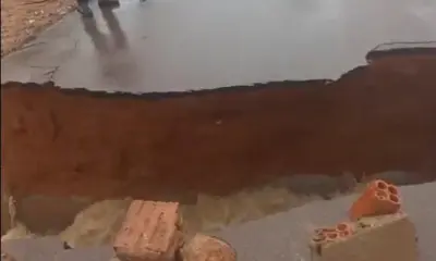 Enxurrada em córrego rompe rua e força da água impressiona em Rio Branco