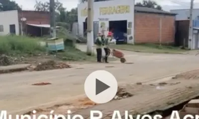 No AC, prefeitura destrói calçada para tapar buracos de rua