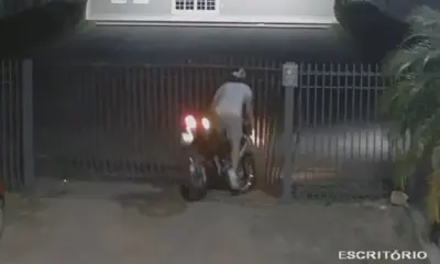 Homem em moto derruba portão de gabinete do deputado Zé Adriano