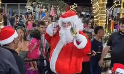 Prefeito Gerlen Diniz vira Papai Noel e faz a festa com crianças em Sena Madureira