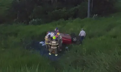 Carro capota e deixa 3 pessoas feridas em Rio Branco; PRF tenta impedir cobertura jornalística