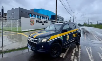 PRF apreende 93 kg de cocaína em fundo falso de veículo no Acre