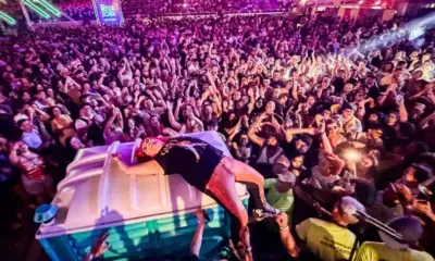 Wanderley Andrade canta em cima de banheiro químico em festival no Pará