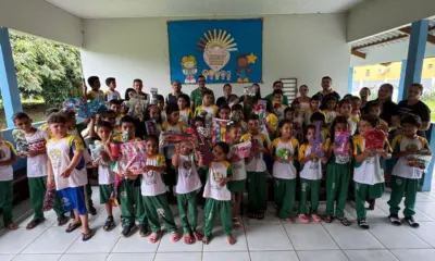 Alunos da zona rural recebem brinquedos da Educação em Cruzeiro do Sul