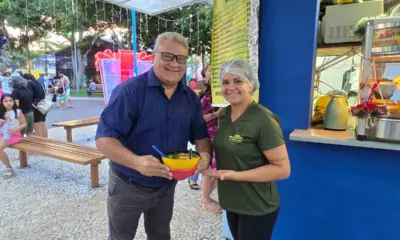 Decoração natalina na Praça da Revolução impulsiona vendas de tacacá