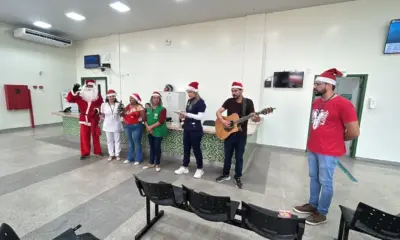 Cânticos de fé e acolhimento transformam Natal de pacientes no PS