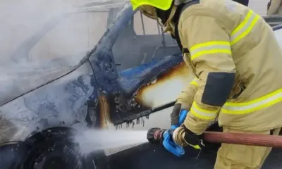 Carro sofre incêndio na estrada do Tropical, em Rio Branco