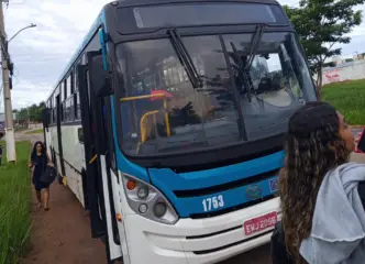 Ônibus da linha Calafate quebra novamente e passageiros reclamam