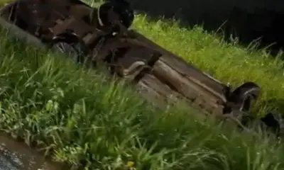 Veículo de funerária sai da pista e capota na estrada do Aeroporto, em Rio Branco