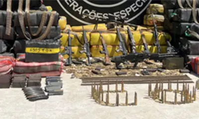 PF devolve fuzis à Polícia do Peru após maior apreensão de drogas do AM