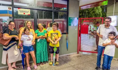 Debaixo de chuva, Caravana de Natal da Coca-Cola atrai público antes de início