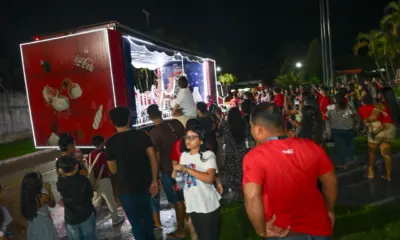 Caravana de Natal da Coca-Cola atrai olhares e expectativa de crianças