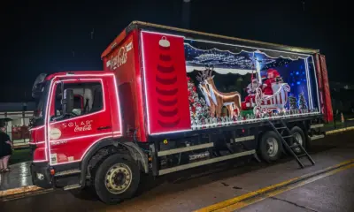 Caminhão da Coca-Cola encanta crianças com luzes, rena e trenó do Papai Noel