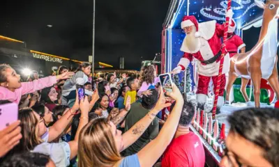 Acreanos se emocionam ao ver Papai Noel da Caravana da Coca-Cola de perto