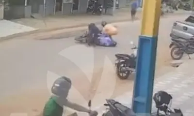 Motociclista cai após ser surpreendido por cães em rua de Tarauacá