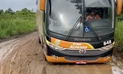 Ônibus quebra ao passar por buraco entre Manoel Urbano e Feijó
