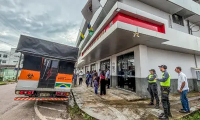 Carro de som é retirado de protesto após denúncia de estacionamento irregular
