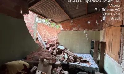 Após forte chuva, Rio Branco tem desmoronamento de terra e queda de passarela