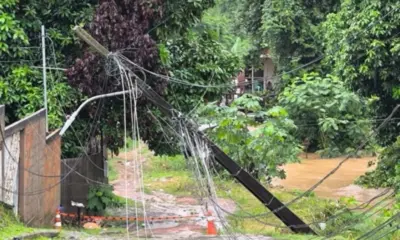 Enxurrada provoca queda de poste de energia no Geraldo Fleming