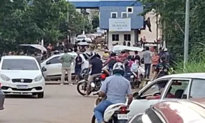 Alunos da UAP bloqueiam ponte após aumento em taxas acadêmicas