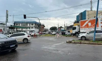 Centro de Rio Branco tem trânsito lento e congestionamentos após chuva