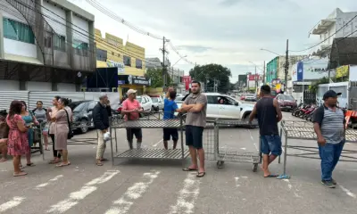 Feirantes bloqueiam saída do Terminal Urbano contra privatização do Mercado Elias Mansour