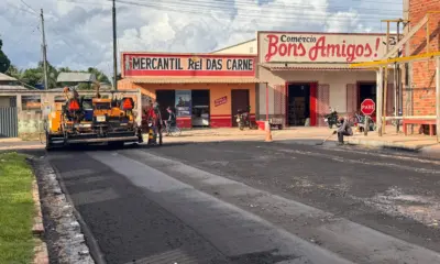 Prefeitura de Feijó realiza pavimentação de rua e melhoramento de esgotos