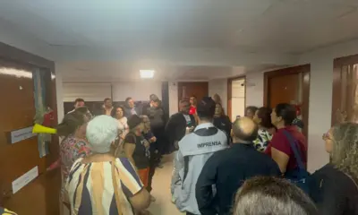 Governo convoca deputados para reunião e servidores fazem protesto na Aleac