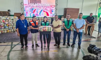 Mailza entrega mais de mil cestas básicas a instituições e associações em Rio Branco