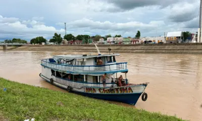 Com nível do Rio Acre em alta, embarcação de grande porte chega a Rio Branco
