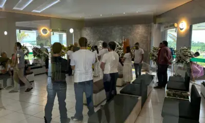 Amigos prestam última homenagem em velório de Moisés Alencanstro