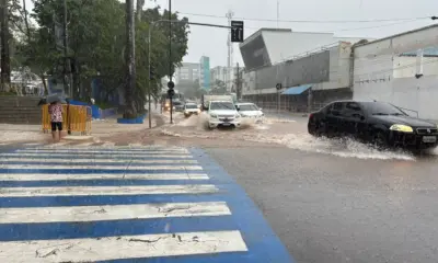 Bairros de Rio Branco alagam durante chuva e exigem atenção de motoristas