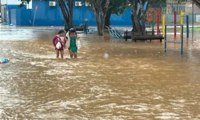 Água invade ruas, casas e deixa praça submersa