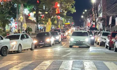 Trânsito fica congestionado durante a noite no centro de Rio Branco