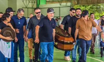 Sob forte chuva, cortejo de Betão deixa o Sesc e segue para sepultamento em Rio Branco