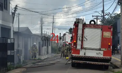 Casa é destruída por incêndio em Rio Branco