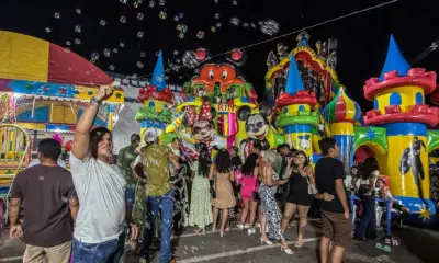 Praça da Revolução reúne famílias com comidas típicas e brinquedos no Réveillon