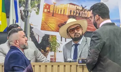 Vereador João Paulo Silva chega de chapéu e óculos degradê à Câmara, em homenagem a Petecão