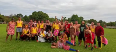 ‘Piriguetes de Galvez’: a tradicional partida de futebol com homens vestidos de mulheres no Acre