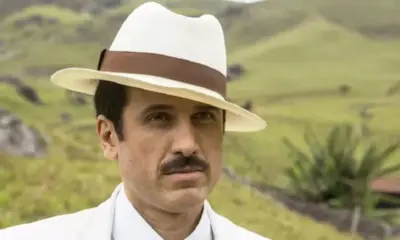 Farsa de Ernesto acaba com a reputação e a carreira de Dita em Êta Mundo Melhor!